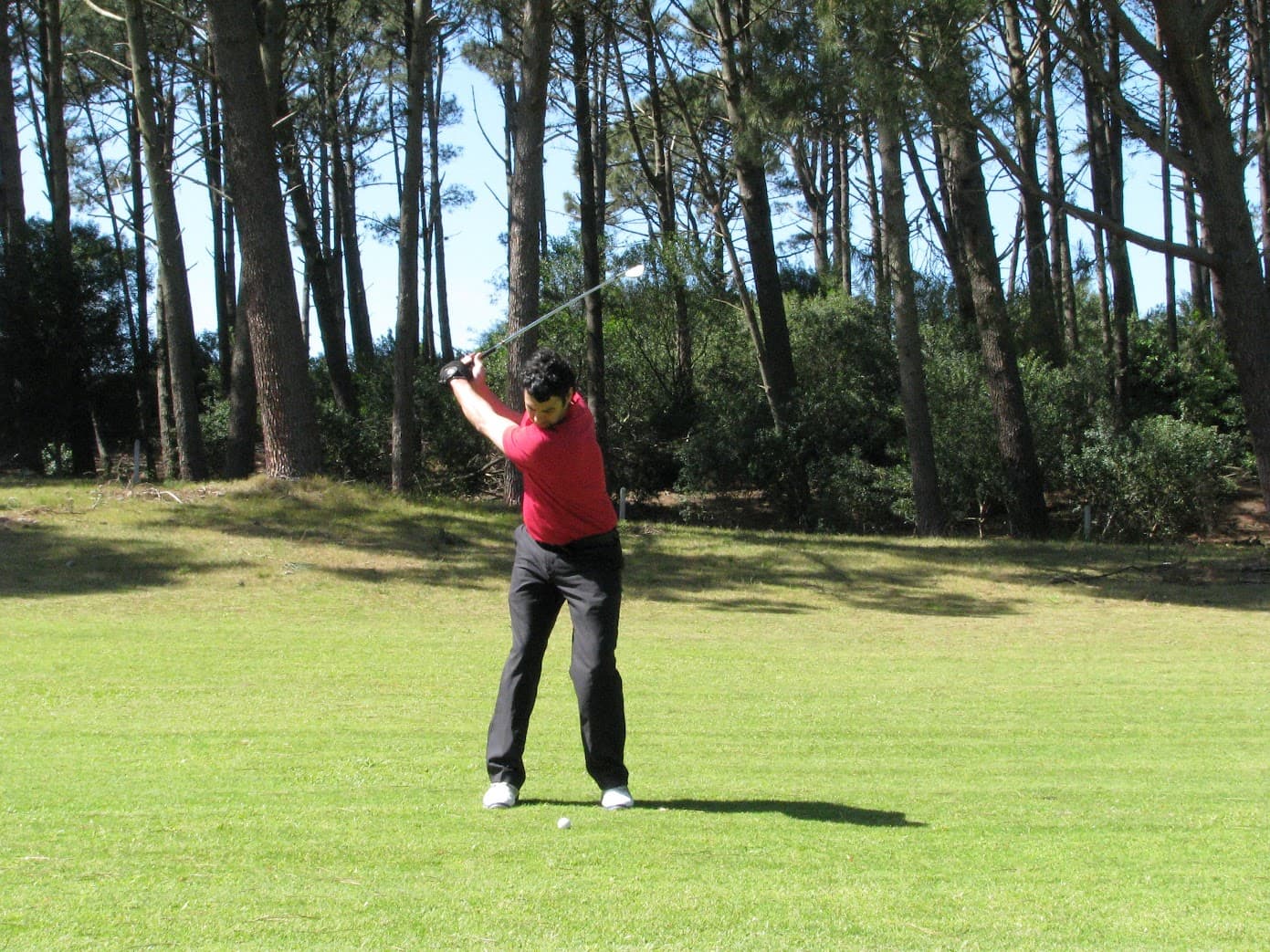 Gonzalo Bellino jugando golf