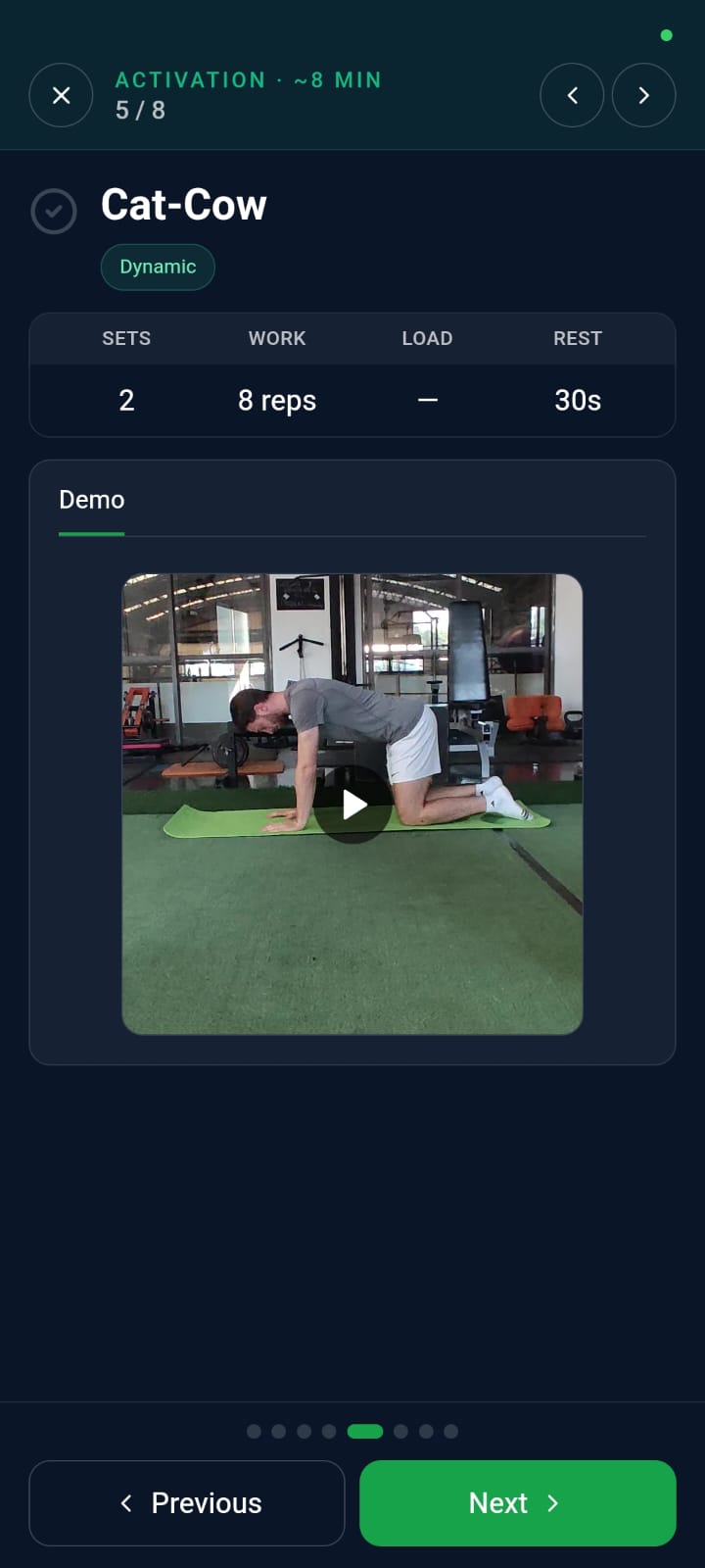 Pantalla de ejercicio con video demostrativo, series, repeticiones, carga y descanso
